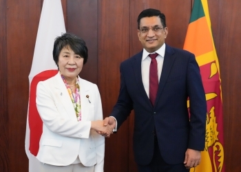 サブリー外相と握手する上川外務大臣
