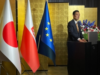 挨拶を行う深澤政務官