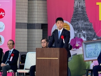 タイ・フェスティバル2024で挨拶を行う高村外務大臣政務官