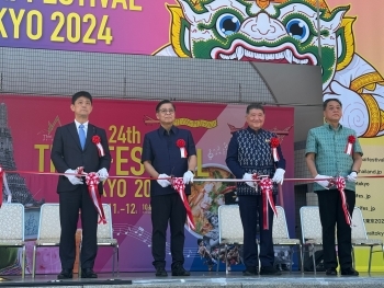 タイ・フェスティバル2024でテープカットを行う高村外務大臣政務官とプームタム・タイ副首相兼商務大臣等の賓客