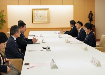 安永竜夫経団連開発協力推進委員長による上川外務大臣表敬の様子