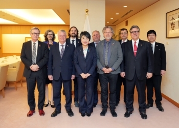 カナダ・日本議員連盟一行と上川外務大臣の集合写真