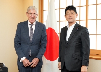(左から)マクドナルド豪州太平洋地域情勢担当特使兼駐フィジー高等弁務官、高村外務大臣政務官