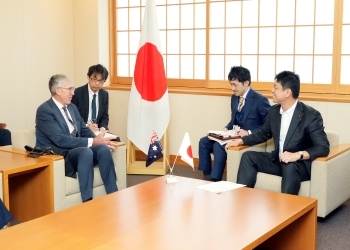 高村外務大臣政務官とマクドナルド豪州太平洋地域情勢担当特使兼駐フィジー高等弁務官の会談の様子