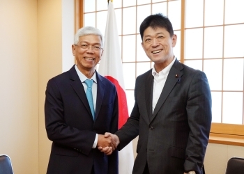 ヴォー・ヴァン・ホアン・ホーチミン市副人民委員長と握手をする高村外務大臣政務官
