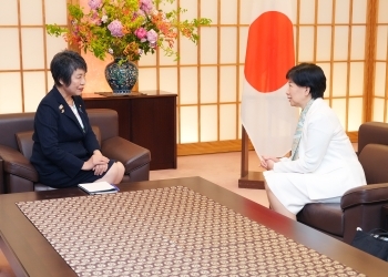 上川外務大臣と中満国連事務次長(軍縮担当上級代表)との会談の様子