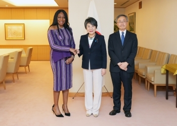 上川外務大臣とグローバルヘルスのためのインパクト投資イニシアティブ共同議長であるアヨーデ・アラキジャ氏および渋澤健氏の記念撮影