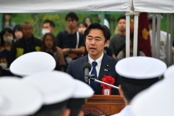 祝辞を述べる穂坂外務大臣政務官