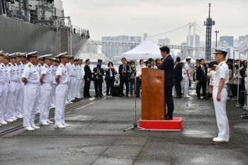 航海へ出港する初級幹部自衛官を前に祝辞を述べる穂坂外務大臣政務官