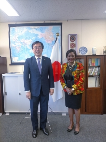 ムソンダ・ムンバ・ラムサール条約事務局長（Musonda Mumba, Secretary General of the Convention on Wetlands）（右）と赤堀毅地球規模課題審議官（左）