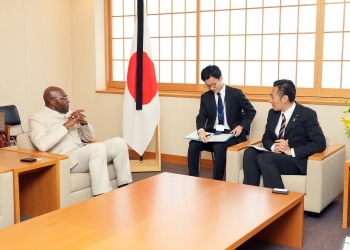 深澤外務大臣政務官とゼンゲ駐日カメルーン大使との懇談の様子