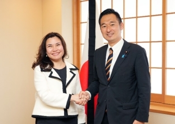 ヌルバエヴァ外務次官と握手する深澤政務官