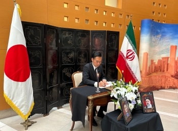 イラン大統領及びイラン外相の逝去への弔意の記帳をする深澤外務大臣政務官