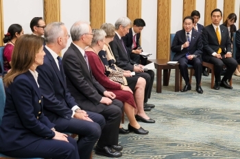 国際賢人会議第4回会合出席委員と懇談する岸田総理大臣