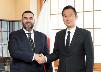 ファイサル・サウジeスポーツ連盟会長と握手をする深澤外務大臣政務官