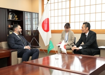 深澤外務大臣政務官とファイサル・サウジeスポーツ連盟会長との懇談の様子