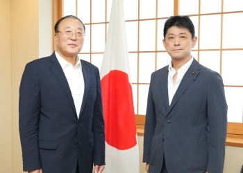 張軍ボアオ・アジア・フォーラム秘書長と写真撮影に応じる高村外務大臣政務官