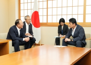 張軍ボアオ・アジア・フォーラム秘書長と懇談する高村外務大臣政務官