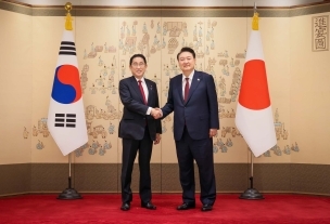 ユン韓国大統領と握手をする岸田総理大臣