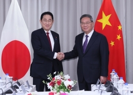 李強(り・きょう)中国国務院総理と握手をする岸田総理大臣