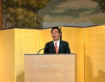 挨拶を行う深澤政務官