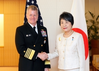 握手するパパロ司令官と上川外務大臣