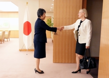 スペハー事務次長補と握手する上川外務大臣
