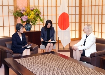 スペハー事務次長補と意見交換する上川外務大臣