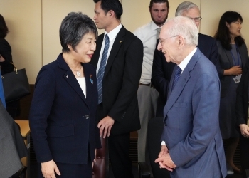 マンスフィールド財団のカーティス会長に挨拶をする上川外務大臣