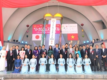ベトナムフェスティバル2024開会式出席者の記念写真