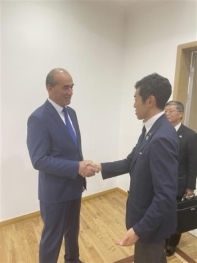 ウスモンゾダ副首相と握手する辻󠄀副大臣