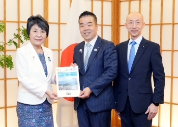 三日月滋賀県知事による上川外務大臣表敬の様子