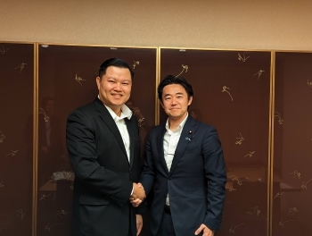 モック・チャンソティア・カンボジア首相顧問兼閣僚評議会長官と握手をする穂坂外務大臣政務官