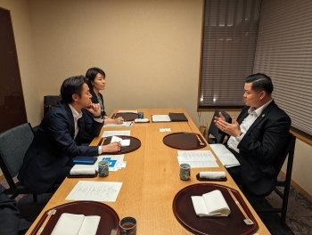 穂坂外務大臣政務官とモック・チャンソティア・カンボジア首相顧問兼閣僚評議会長官との夕食会の様子