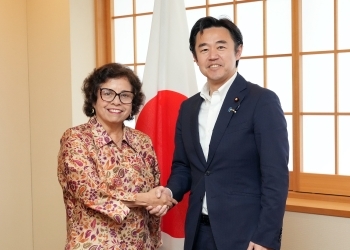 ウィリアムス鉱業大臣と握手する穂坂政務官