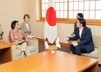 穂坂政務官とウィリアムス鉱業大臣の会談の様子