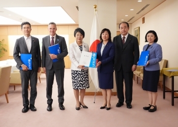 ユニセフ議員連盟代表団と記念撮影を行う上川外務大臣