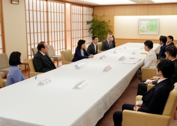 上川外務大臣が、ユニセフ議員連盟代表団と懇談を行っている様子