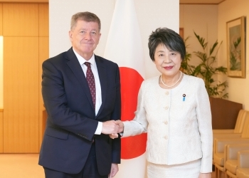 ライダー国連政策担当事務次長と握手する上川大臣
