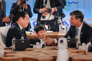 スナク英国首相と握手を交わす岸田総理