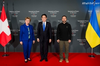 ヴィオラ・アムヘルト大統領 およびゼレンスキー大統領と記念撮影をする岸田総理