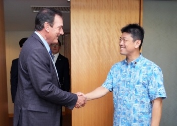 ローデン副知事と握手する高村政務官