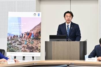 公開イベント「分極化時代における人間の安全保障」に出席し、来賓挨拶を行う穂坂外務大臣政務官