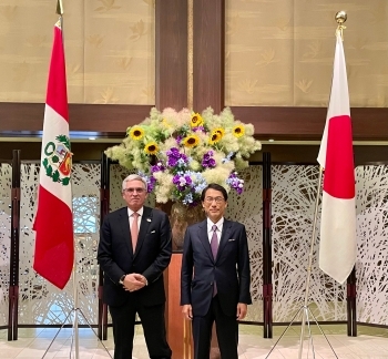 小野外務審議官とカミノ外務副大臣の記念写真
