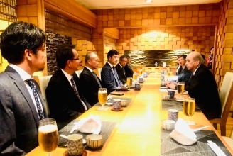 在ラオス日系企業関係者と夕食会を行う柘植外務副大臣