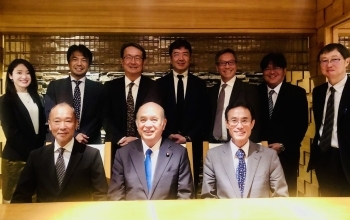 柘植外務副大臣と在ラオス日系企業関係者との記念写真