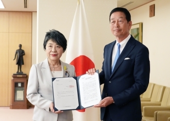 魚谷経団連ダイバーシティ推進委員長から提言書を受け取る上川外務大臣