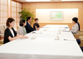 魚谷委員長と懇談する上川外務大臣