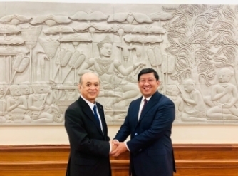 サイ・サムオル副首相と握手する柘植副大臣