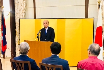 挨拶を行う柘植副大臣